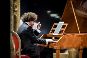 Lucas Blondeel, internationaal actief als concertpianist, zowel op historische als op moderne instrumenten, speelt tijdens de expo solo met kunst als klankwand. Gegarandeerd een unieke ervaring.
